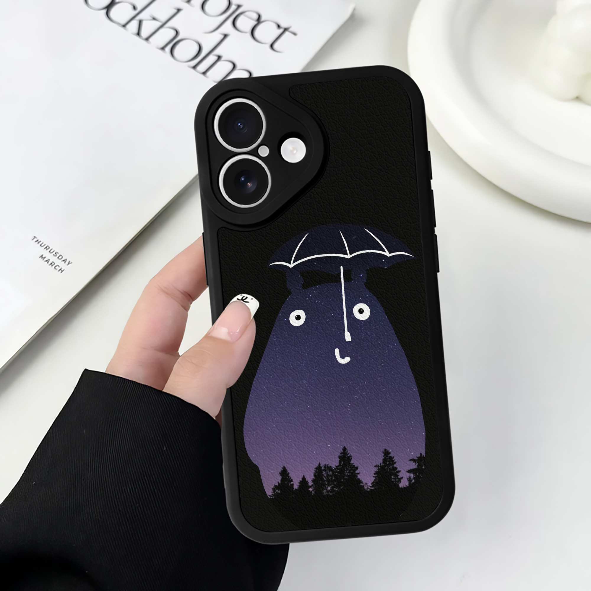 （画像用） となりのトトロ 草壁メイ 草壁サツキ My Neighbor Totoro Satsuki Kusakabe Mei Kusakabe 【iPhone 16シリーズ対応】シリコンスマホケース（レザー調） 材質：シリコン